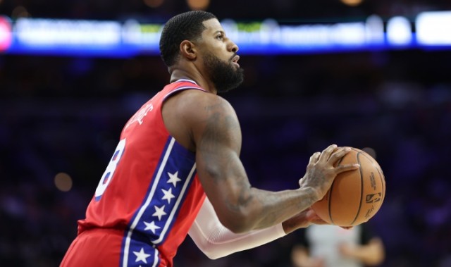 不手软！保罗·乔治底角三分一箭穿心 帮助76人紧咬比分